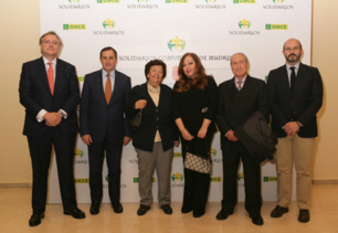 De izquierda a derecha, Adrián Gª Nevado, director territorial de Zona Centro de Telefónica España, Eladio Jareño, director de Televisión Española; Amparo Martínez, de la Fundación Juan XXIII Roncalli; Carmen Pérez Anchuela; Luis Arroyo, presidente de la Fundación Juan XXIII Roncalli, y Pedro Manuel Rollán, consejero de Transportes Infraestructura y Vivienda de la CAM. De izquierda a derecha, Adrián Gª Nevado, director territorial de Zona Centro de Telefónica España, Eladio Jareño, director de Televisión Española; Amparo Martínez, de la Fundación Juan XXIII Roncalli; Carmen Pérez Anchuela; Luis Arroyo, presidente de la Fundación Juan XXIII Roncalli, y Pedro Manuel Rollán, consejero de Transportes Infraestructura y Vivienda de la CAM.