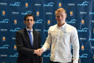 En la imagen, de izquierda a derecha: el presidente de Telefónica, José María Álvarez-Pallete y el el piragüista medalla de oro en los pasados Juegos Olímpicos de Río, Marcus Cooper. En la imagen, de izquierda a derecha: el presidente de Telefónica, José María Álvarez-Pallete y el el piragüista medalla de oro en los pasados Juegos Olímpicos de Río, Marcus Cooper.