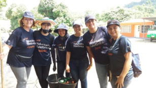 Voluntarios de Telefónica ayudan a familias afectadas por la catástrofe de Colombia