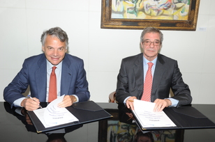 Ignacio Garralda, presidente de Grupo Mutua Madrileña (izqda.) y César Alierta, presidente de Telefónica, durante la firma del acuerdo. Ignacio Garralda, presidente de Grupo Mutua Madrileña (izqda.) y César Alierta, presidente de Telefónica, durante la firma del acuerdo.