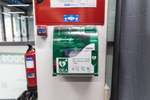 Telefónica instalará desfibriladores monitorizados online en todos los centros e instalaciones de Decathlon Telefónica instalará desfibriladores monitorizados online en todos los centros e instalaciones de Decathlon