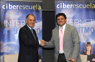 El director de Relaciones Institucionales Telefónica España, Eusebio Bautista Revilla y el presidente de la Asociación Comunidad Redes de Telecentros, Juan Francisco Delgado. El director de Relaciones Institucionales Telefónica España, Eusebio Bautista Revilla y el presidente de la Asociación Comunidad Redes de Telecentros, Juan Francisco Delgado.