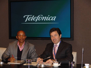 Collins Khumalo, presidente de Multichoice Sub-Saharian African y Valentín González, director del sector Tecnología y Movilidad de la Unidad de Grandes Clientes de Telefónica Collins Khumalo, presidente de Multichoice Sub-Saharian African y Valentín González, director del sector Tecnología y Movilidad de la Unidad de Grandes Clientes de Telefónica