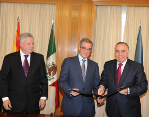 De izquierda a derecha el embajador de México en España Jorge Zermeño, el presidente de Telefónica César Alierta y Valentín Díez Morodo miembro del Consejo Empresarial de la Competitividad en México. De izquierda a derecha el embajador de México en España Jorge Zermeño, el presidente de Telefónica César Alierta y Valentín Díez Morodo miembro del Consejo Empresarial de la Competitividad en México.