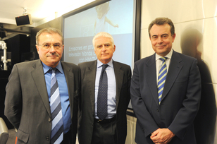 De izqda. a dcha.: Jaime Gaiteiro, director general Corporativo de RTVE, Paolo Vasile, consejero delegado de Mediaset España y Javier Aguilera, director de Desarrollo de Negocio de Telefónica España, en la presentación del proyecto de la Televisión C De izqda. a dcha.: Jaime Gaiteiro, director general Corporativo de RTVE, Paolo Vasile, consejero delegado de Mediaset España y Javier Aguilera, director de Desarrollo de Negocio de Telefónica España, en la presentación del proyecto de la Televisión C
