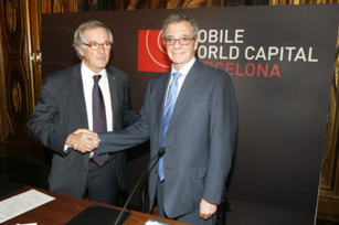 En la imagen de izda. a dcha.: Xavier Trías, alcalde de Barcelona y presidente de la Fundación MWCapital junto a César Alierta, presidente de Telefónica durante la firma del acuerdo para la incorporación activa de la compañía de telecomunicaciones a la iniciativa de la capitalidad mundial del móvil. En la imagen de izda. a dcha.: Xavier Trías, alcalde de Barcelona y presidente de la Fundación MWCapital junto a César Alierta, presidente de Telefónica durante la firma del acuerdo para la incorporación activa de la compañía de telecomunicaciones a la iniciativa de la capitalidad mundial del móvil.