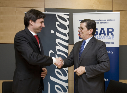 Izquierda.  Francisco Salcedo, director de Nuevos Negocios Digitales de Telefónica España y Jorge Guarner, consejero delegado- director general de SARquavitae, en la firma del acuerdo.