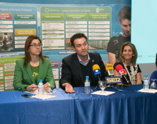 En la imagen de izquierda a derecha: la alcaldesa de Aranda de Duero, Raquel González; el director del Colegio San Gabriel Ciudad de la Educación, Enrique García y la directora general de Telefónica Educación Digital, Carolina Jeux; durante la presentación de Astrolabio. En la imagen de izquierda a derecha: la alcaldesa de Aranda de Duero, Raquel González; el director del Colegio San Gabriel Ciudad de la Educación, Enrique García y la directora general de Telefónica Educación Digital, Carolina Jeux; durante la presentación de Astrolabio.