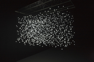 Jim Campbell, artista pionero de la experimentación con luz, presenta su primera exposición antológica en España