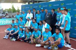 Clientes y empleados de Telefónica juegan con Rafa Nadal en su sede de Madrid y le animan a conseguir su décimo Roland Garros