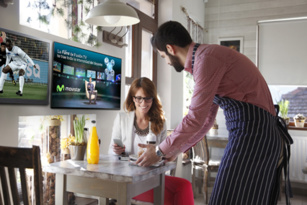 Telefónica y playthe.net firman una alianza para digitalizar más de 20.000 establecimientos de hostelería Telefónica y playthe.net firman una alianza para digitalizar más de 20.000 establecimientos de hostelería