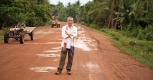 SERES HUMANOS QUE AYUDAN A OTROS SERES HUMANOS. CANAL ORBE 21 EN MOVISTAR+ ESTRENA 'EN TIERRA DE LOS NADIE' SERES HUMANOS QUE AYUDAN A OTROS SERES HUMANOS. CANAL ORBE 21 EN MOVISTAR+ ESTRENA 'EN TIERRA DE LOS NADIE'