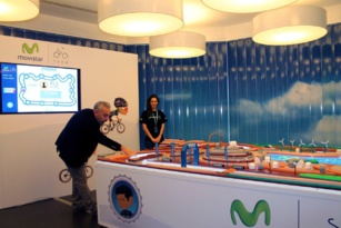 Movistar renueva el tradicional juego de las chapas instalando una pista tecnológica en la Gran Vía Madrileña