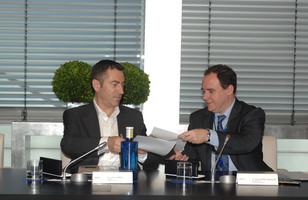 Guillermo Ansaldo y Luis J. Cañón, en el momento de la firma. (Telefónica) Guillermo Ansaldo y Luis J. Cañón, en el momento de la firma. (Telefónica)