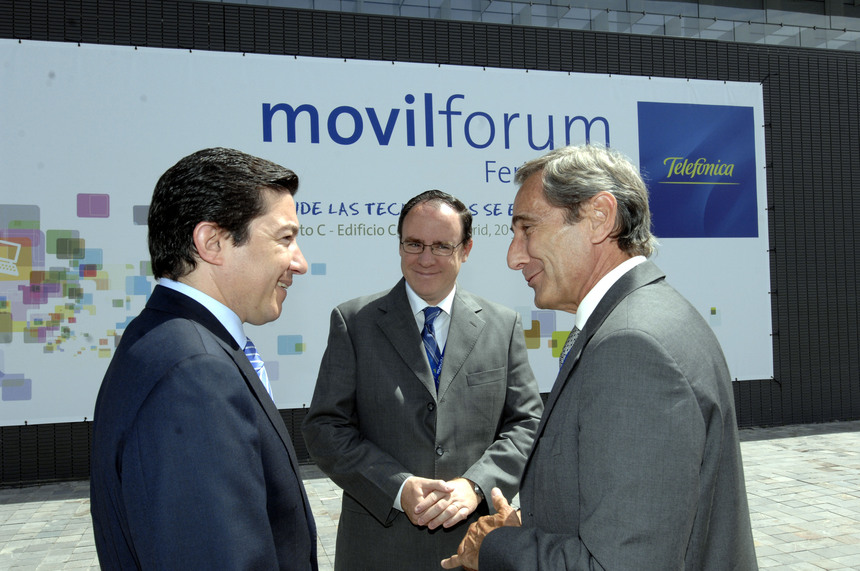 De izquierda a derecha, Pedro Luis Calvo, delegado del Área de Gobierno de Seguridad y Movilidad del Ayto. de Madrid, junto a Guillermo Ansaldo, presidente de Telefónica España, y Julio Linares, consejero delegado de Telefónica. De izquierda a derecha, Pedro Luis Calvo, delegado del Área de Gobierno de Seguridad y Movilidad del Ayto. de Madrid, junto a Guillermo Ansaldo, presidente de Telefónica España, y Julio Linares, consejero delegado de Telefónica.