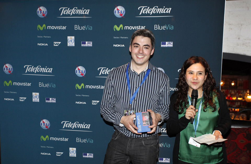 En la imagen, Asier Arranz ganador del primer premio del certamen Green ICT Hackathon y Daniela Torres, responsable de la Oficina de Cambio Climático y Eficiencia Energética de Telefónica En la imagen, Asier Arranz ganador del primer premio del certamen Green ICT Hackathon y Daniela Torres, responsable de la Oficina de Cambio Climático y Eficiencia Energética de Telefónica