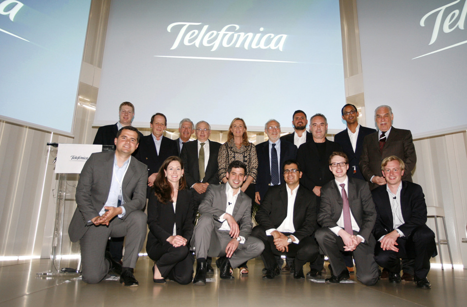 Belén Amatriain, directora de patrocinios corporativos de Telefonica, en el centro, acompañada por Ferran Adria, los representantes de los equipos finalistas del concurso Ideas for Transformation, procedentes de Harvard Business School; y London Business School y varios miembros del jurado. Belén Amatriain, directora de patrocinios corporativos de Telefonica, en el centro, acompañada por Ferran Adria, los representantes de los equipos finalistas del concurso Ideas for Transformation, procedentes de Harvard Business School; y London Business School y varios miembros del jurado.