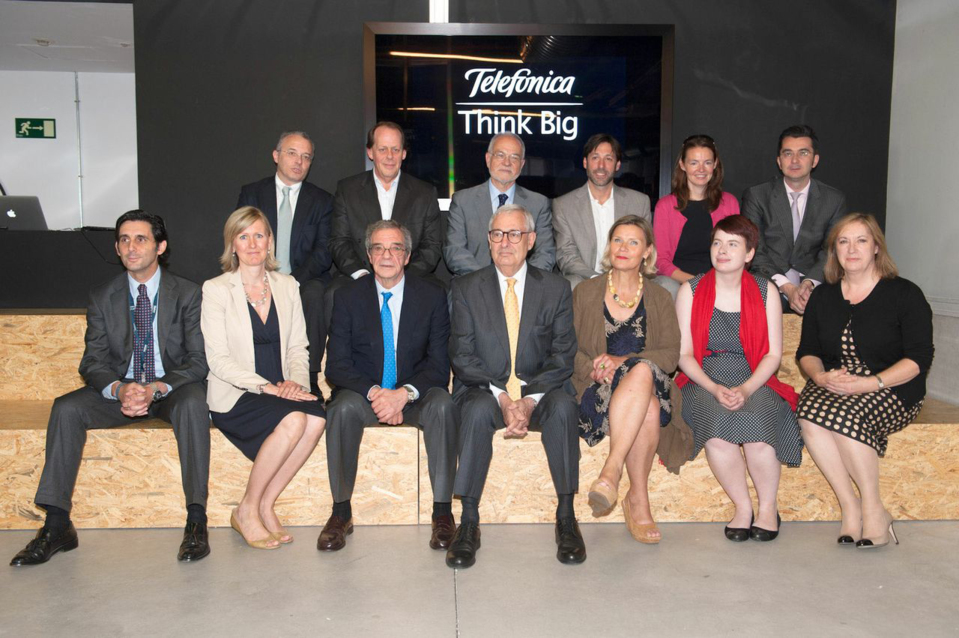 En el centro de la imagen César Alierta, presidente de Telefónica y Luis Solana, presidente del nuevo Consejo Asesor para el programa 'Think Big' con integrantes de dicho consejo En el centro de la imagen César Alierta, presidente de Telefónica y Luis Solana, presidente del nuevo Consejo Asesor para el programa 'Think Big' con integrantes de dicho consejo