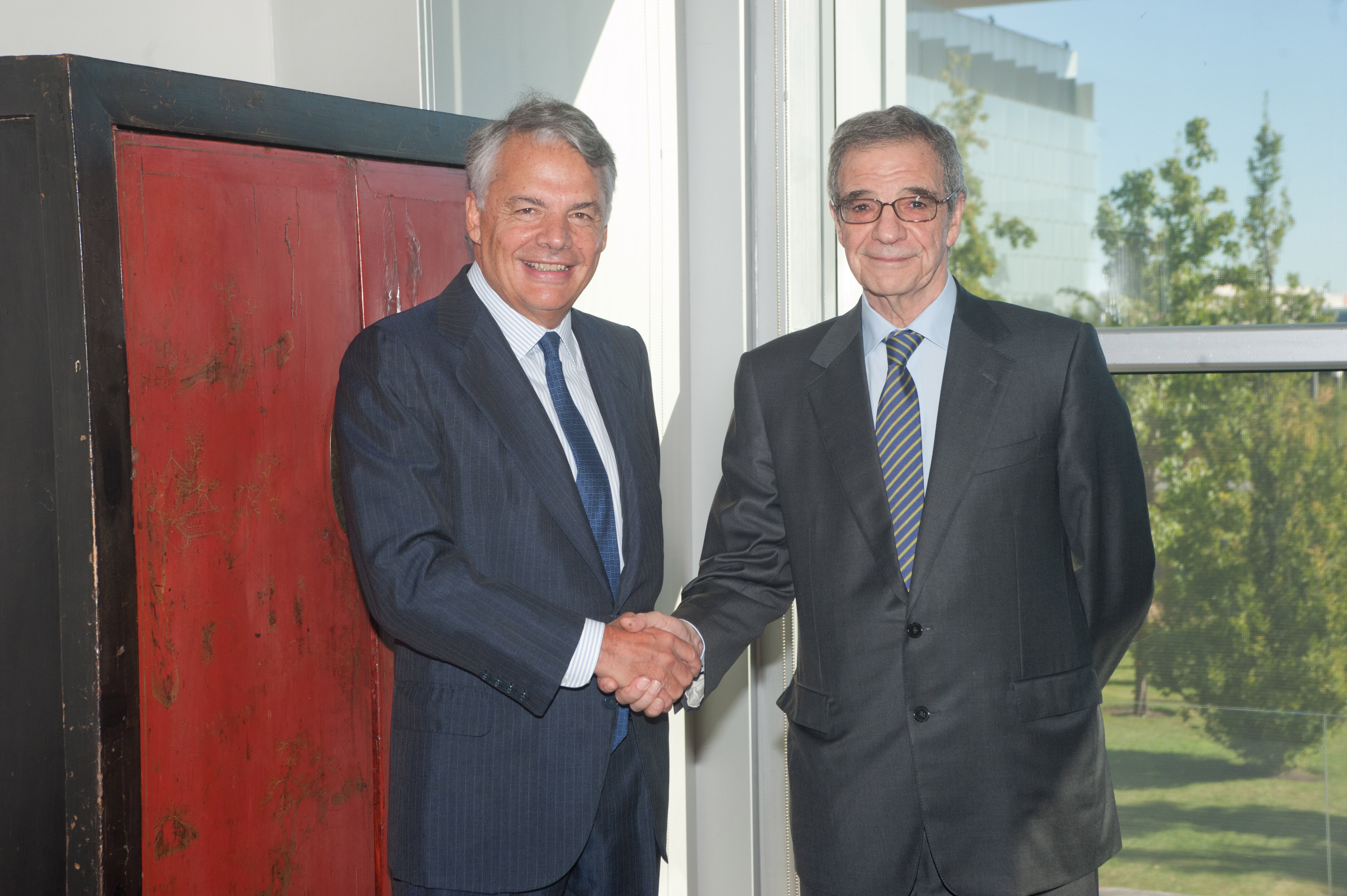 A la izquierda de la imagen el presidente de la Mutua, Ignacio Garralda con César Alierta, presidente de Telefónica, en la firma del acuerdo de colaboración entre ambas compañías. A la izquierda de la imagen el presidente de la Mutua, Ignacio Garralda con César Alierta, presidente de Telefónica, en la firma del acuerdo de colaboración entre ambas compañías.