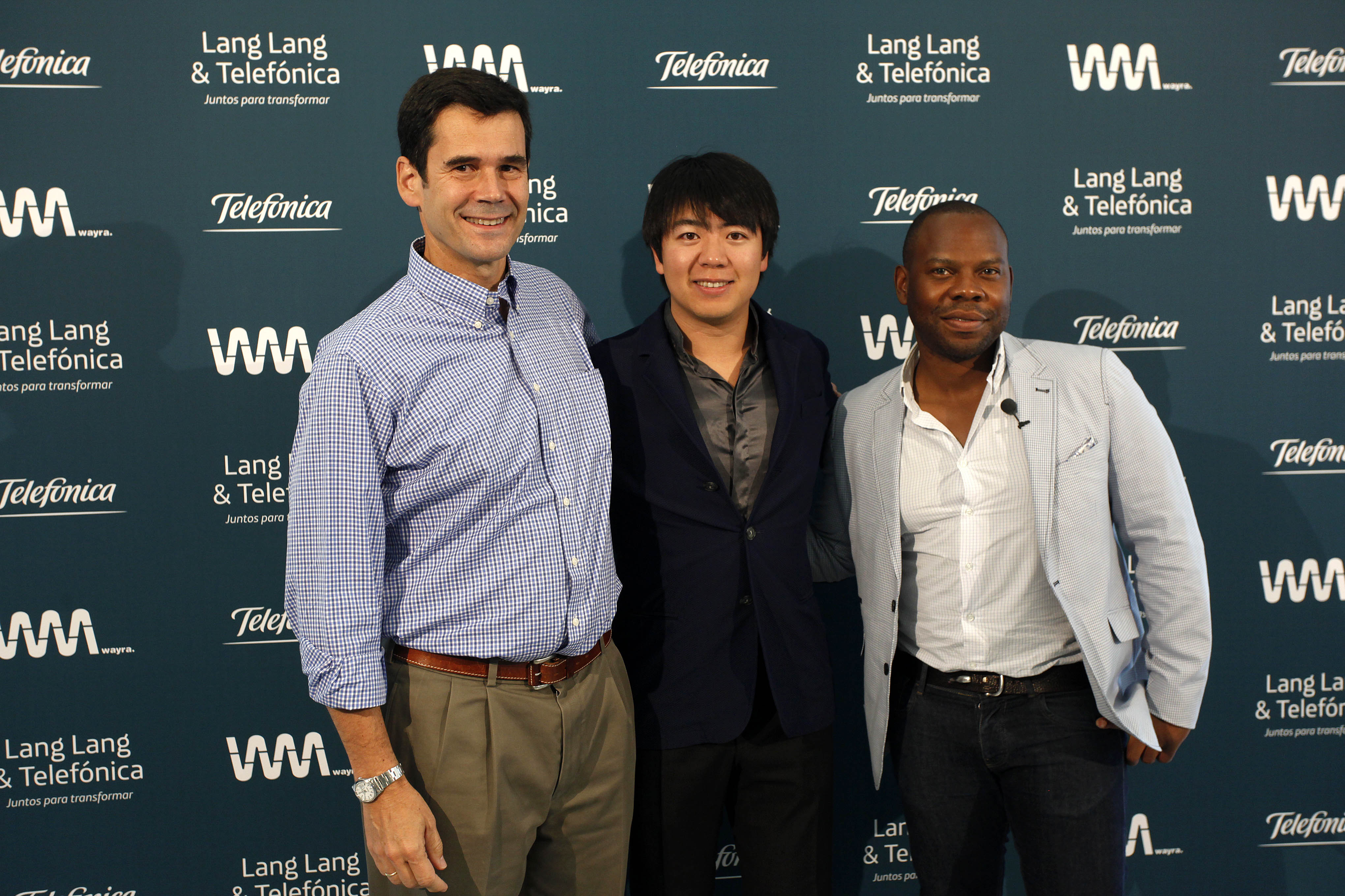 En la imagen, de izquierda a derecha: Jose Mª Sanz Magallón, director de Patrocinios y Coordinación de Telefónica; Lang Lang, pianista y Gary Stewart, director de Wayra España. En la imagen, de izquierda a derecha: Jose Mª Sanz Magallón, director de Patrocinios y Coordinación de Telefónica; Lang Lang, pianista y Gary Stewart, director de Wayra España.