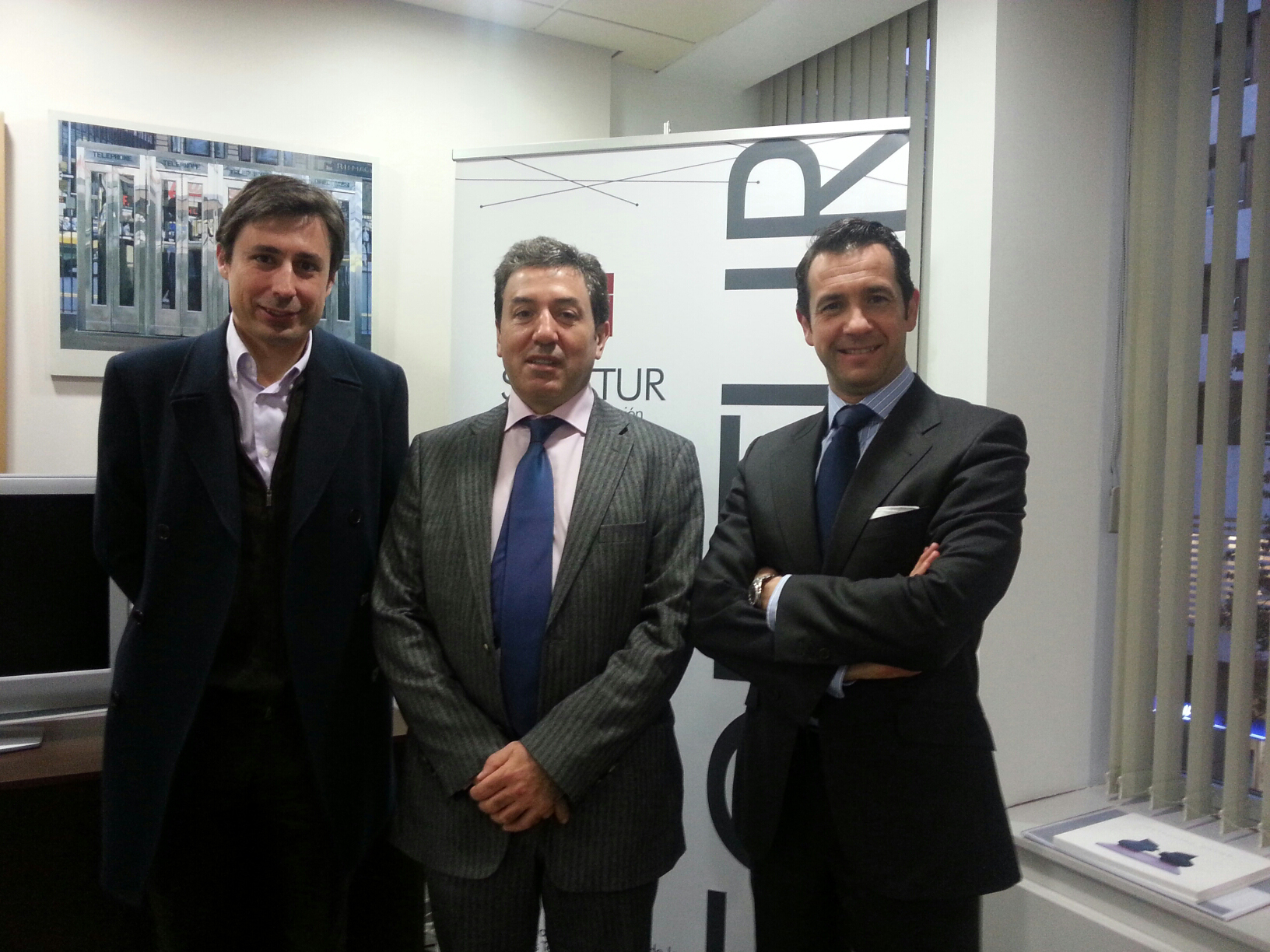 De izquierda a derecha: Francisco Salcedo, director de Nuevos Negocios Digitales de Telefónica; Valentín González, director Comercial de Grandes Clientes de Telefónica España y el presidente de SEGITTUR, Antonio López de Ávila. De izquierda a derecha: Francisco Salcedo, director de Nuevos Negocios Digitales de Telefónica; Valentín González, director Comercial de Grandes Clientes de Telefónica España y el presidente de SEGITTUR, Antonio López de Ávila.