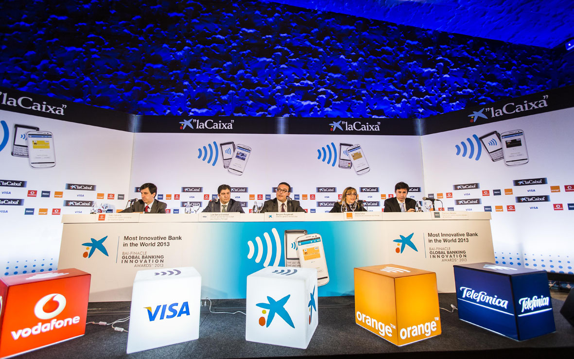 De izquierda a derecha, Iñaki Cabrera, director de mobile commerce de Vodafone España; Luis García Cristóbal, director general de Visa Europe; Benjamí Puigdevall, director general de e-laCaixa; Alicia Calvo, directora de innovación de Orange y Francisco Salcedo, director de nuevos negocios digitales de Telefónica España. De izquierda a derecha, Iñaki Cabrera, director de mobile commerce de Vodafone España; Luis García Cristóbal, director general de Visa Europe; Benjamí Puigdevall, director general de e-laCaixa; Alicia Calvo, directora de innovación de Orange y Francisco Salcedo, director de nuevos negocios digitales de Telefónica España.