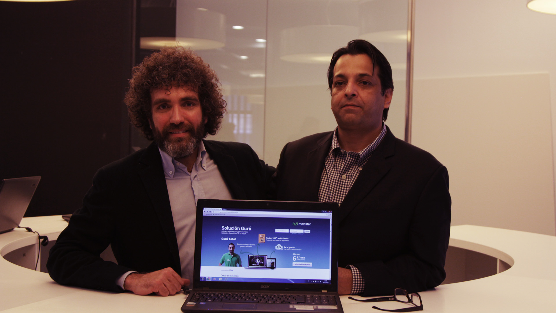 En la imagen a la izquierda Rodrigo Pineda, director de Nuevos Negocios de Telefónica España, junto a Vishal Dhar, co-fundador y responsable de Marketing de iYogi. En la imagen a la izquierda Rodrigo Pineda, director de Nuevos Negocios de Telefónica España, junto a Vishal Dhar, co-fundador y responsable de Marketing de iYogi.