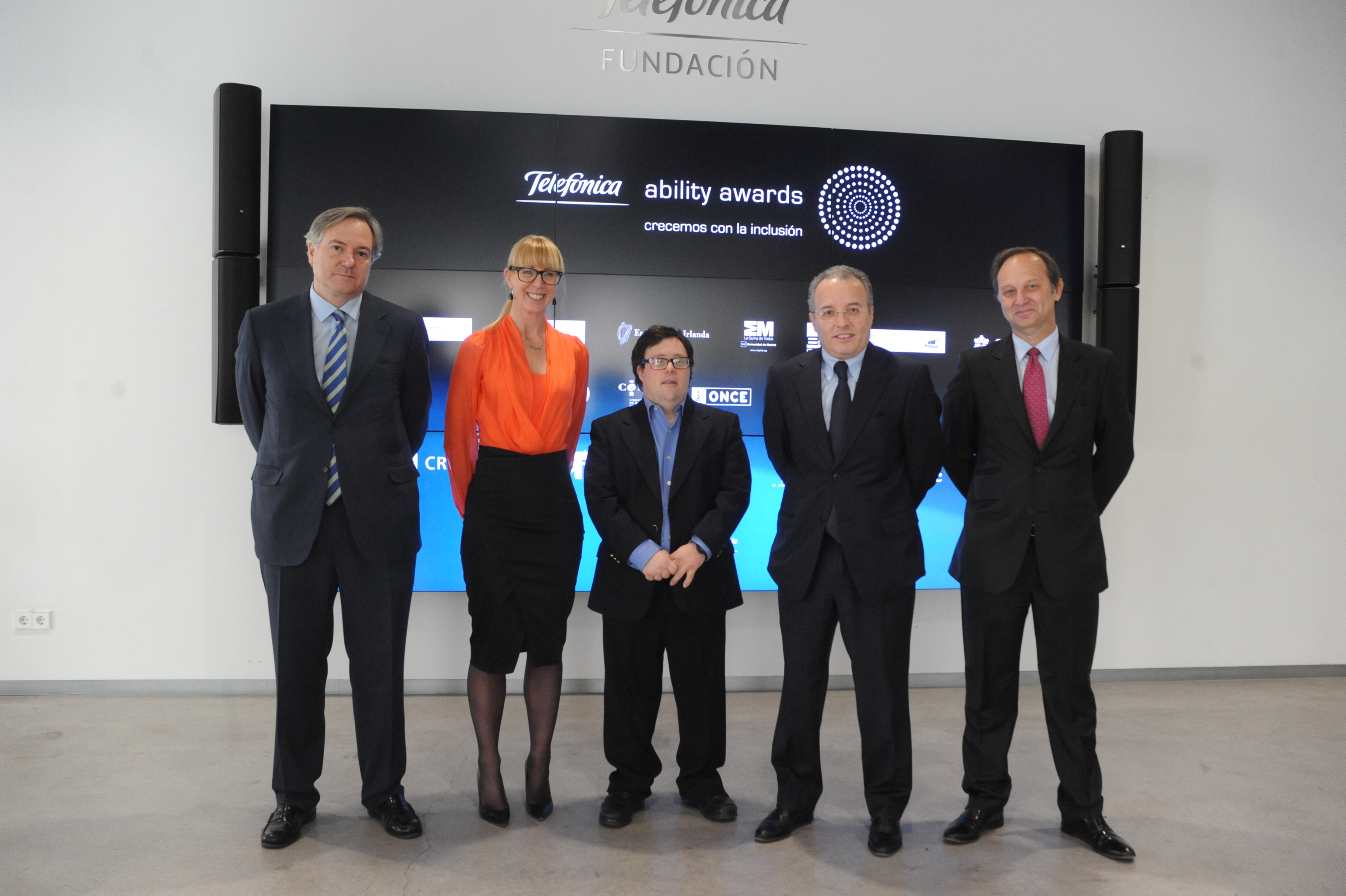 En la imagen de izquierda a derecha: Adrián García Nevado, director del Territorio Centro de Telefónica España; la fundadora de los premios Caroline Casey; el actor Pablo Pineda; Alberto Andreu, director global de Reputación y Responsabilidad Corporativas de Telefónica y Pedro Richi, socio director de PwC. En la imagen de izquierda a derecha: Adrián García Nevado, director del Territorio Centro de Telefónica España; la fundadora de los premios Caroline Casey; el actor Pablo Pineda; Alberto Andreu, director global de Reputación y Responsabilidad Corporativas de Telefónica y Pedro Richi, socio director de PwC.