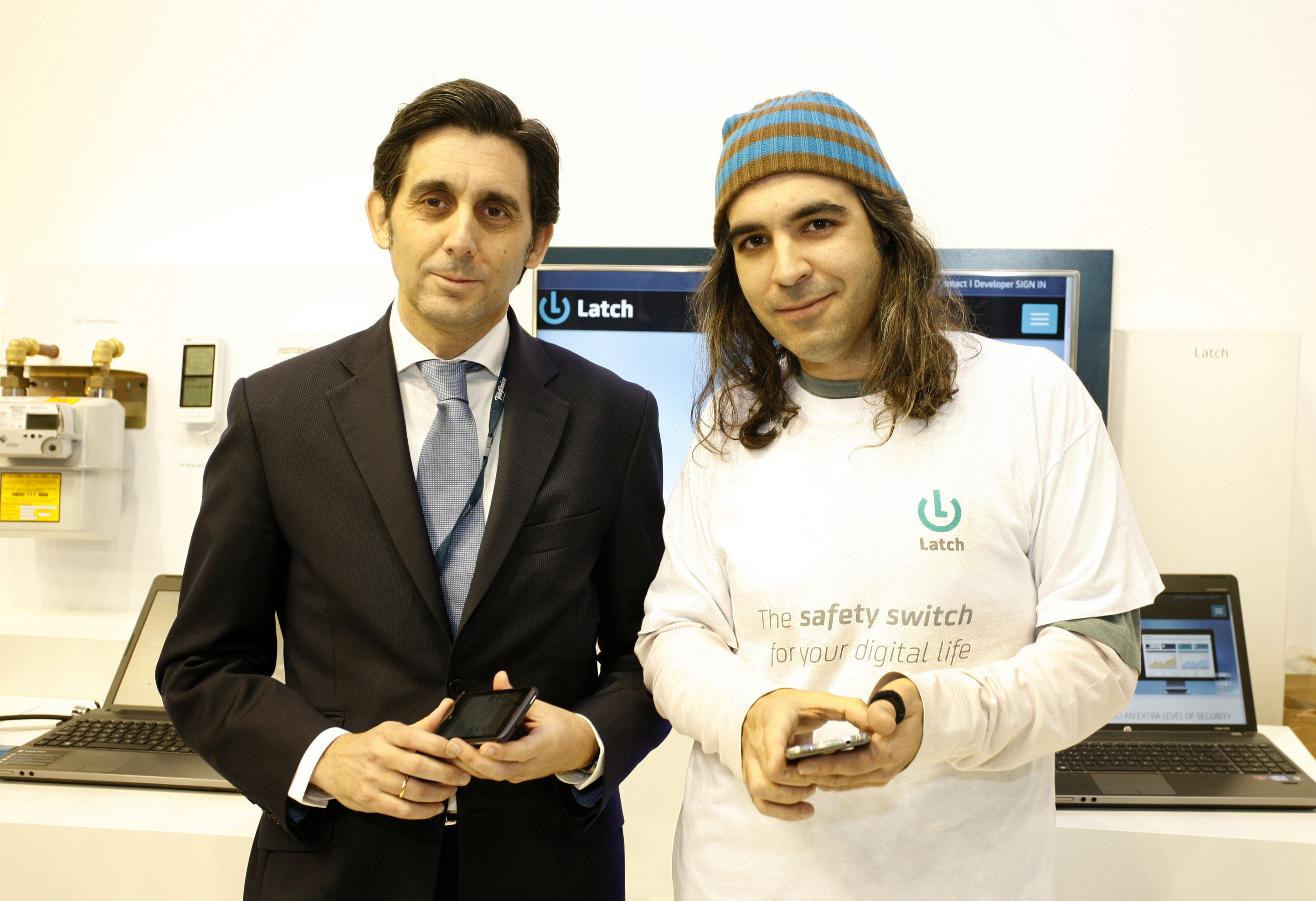 From left to right: José María Álvarez-Pallete, Chief Operating Officer Telefónica S.A. and Chema Alonso, CEO Eleven Paths, at MWC. From left to right: José María Álvarez-Pallete, Chief Operating Officer Telefónica S.A. and Chema Alonso, CEO Eleven Paths, at MWC.