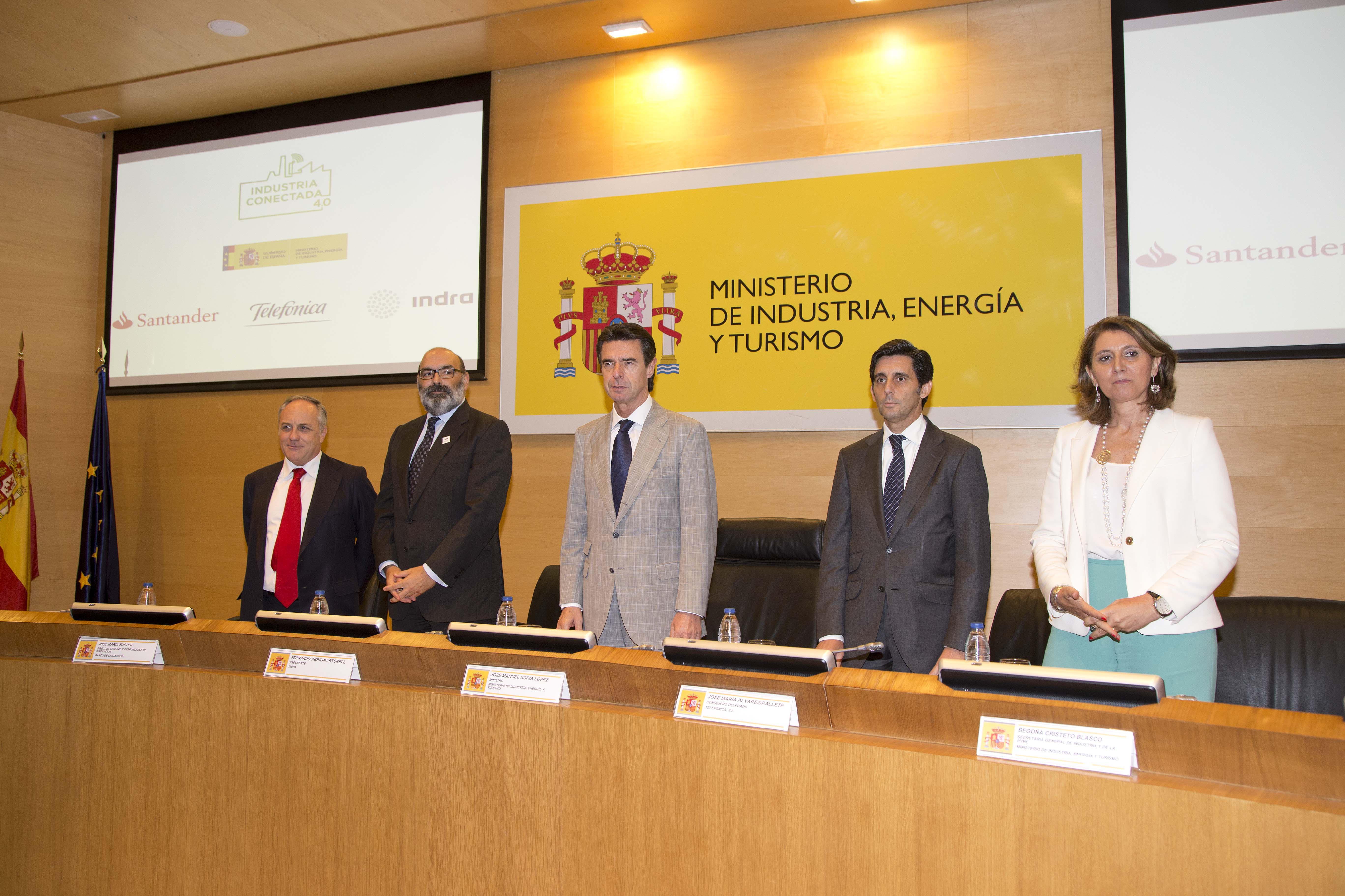 En la imagen de izquierda a derecha, el director general y responsable de Innovación de Banco Santander, José María Fuster, el presidente de Indra, Fernando Abril-Martorell, el ministro de Industria, Energía y Turismo, José Manuel Soria, el consejero delegado de Telefónica y la secretario de Estado de Energía, Begoña Cristeto. En la imagen de izquierda a derecha, el director general y responsable de Innovación de Banco Santander, José María Fuster, el presidente de Indra, Fernando Abril-Martorell, el ministro de Industria, Energía y Turismo, José Manuel Soria, el consejero delegado de Telefónica y la secretario de Estado de Energía, Begoña Cristeto.