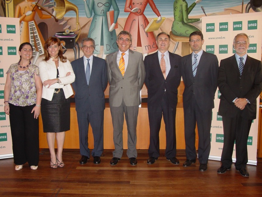 César Alierta preside la primera reunión del renovado Consejo Social de la UNED César Alierta preside la primera reunión del renovado Consejo Social de la UNED