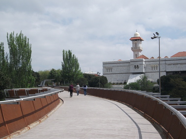 PASARELA DE LA M-30: de la mezquita al "cole de curas". PASARELA DE LA M-30: de la mezquita al "cole de curas".