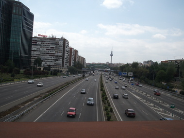 PASARELA DE LA M-30 (III): la calle 30 y el Pirulí PASARELA DE LA M-30 (III): la calle 30 y el Pirulí